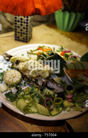 Gebackene Forelle in einem gemütlichen Restaurant in baltischen Staaten Lettland Stockfoto