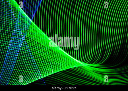 Abstrakte farbige Linien auf schwarzem Hintergrund. Muster von Linien, die bunten Figuren. Stockfoto