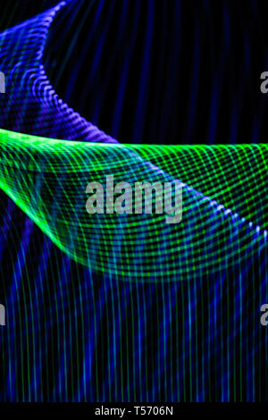 Abstrakte farbige Linien auf schwarzem Hintergrund. Muster von Linien, die bunten Figuren. Stockfoto