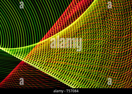 Abstrakte farbige Linien auf schwarzem Hintergrund. Muster von Linien, die bunten Figuren. Stockfoto