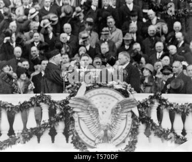 Chief Justice William H. Taft Verwaltung der Amtseid auf Herbert Hoover auf der östlichen Vorhalle des U.S. Capitol, März 4, 1929. Stockfoto