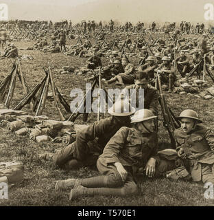 Doughboys von 89Th Div. Ruhe vor der Überarbeitung, Trier, Deutschland, ca. 1918 Stockfoto