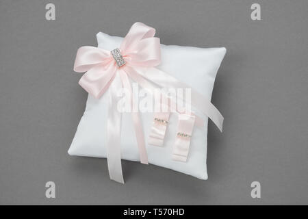 Hochzeit Kissen für Ringe mit rosa Bändern verziert. Stockfoto
