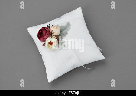 Hochzeit Kissen für Ringe mit Blumen geschmückt. Stockfoto