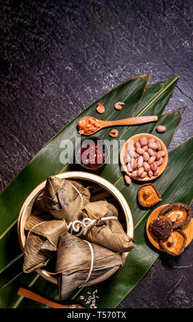Close Up, Kopieren, Ansicht von oben, flach. Berühmte asiatische Chinesische leckere handgemachte Lebensmittel in Duan Wu, gedämpftem Reis Knödel geformt wie pyramidenförmige ingr Stockfoto