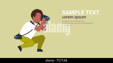 Man professioneller Fotograf, Foto african american guy Journalisten oder paparazzi Fotos mit DSLR-Kamera horizontal volle Länge flach Stock Vektor