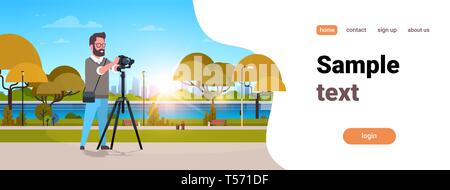 Man professioneller Fotograf der Foto Kerl mit DSLR-Kamera auf Stativ Stadt städtischen Park Landschaft Hintergrund horizontal in voller Länge kopieren Raum Stock Vektor