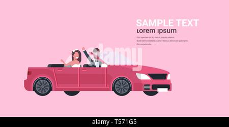 Nur Bräutigam und Braut auf Autofahrt Cabrio romantisches Paar Mann Frau in Liebe Hochzeitstag Konzept rosa Hintergrund Kopie verheiratet Stock Vektor