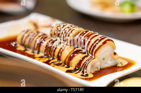 Chinesische Reisnudeln mit süßen Sesamsauce Stockfoto