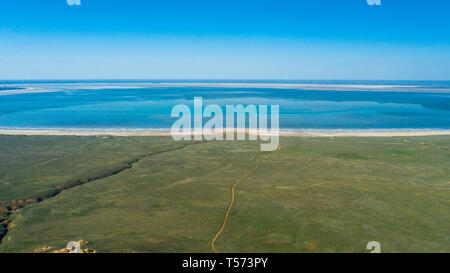 Panoramablick auf Baskunchak Salt Lake und Steppe vom Roten Berg Bogdo in Astrachan, Russland. Stockfoto