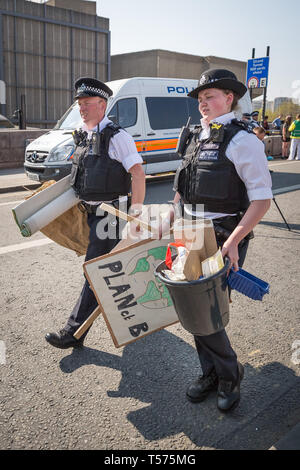 London, Großbritannien. 21. April 2019. Polizei zu brechen und klare Aussterben Rebellion Demonstranten Camp auf der Waterloo Bridge nehmen Pflanzen, Zelte und andere Lager Infrastruktur. Mehr als 1.000 Menschen haben sich während der sechs Tage der Klimawandel Protesten festgenommen worden. Hunderte von Polizisten aus anderen Kräfte haben in die Hauptstadt geschickt worden der Metropolitan Police zu helfen. Credit: Guy Corbishley/Alamy leben Nachrichten Stockfoto