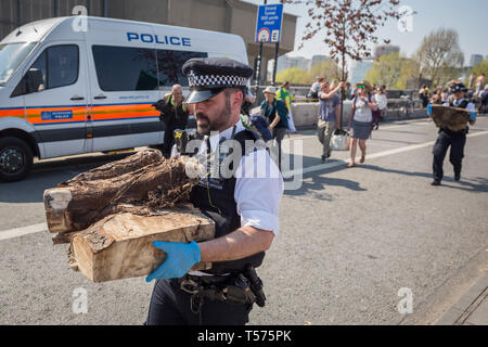 London, Großbritannien. 21. April 2019. Polizei zu brechen und klare Aussterben Rebellion Demonstranten Camp auf der Waterloo Bridge nehmen Pflanzen, Zelte und andere Lager Infrastruktur. Mehr als 1.000 Menschen haben sich während der sechs Tage der Klimawandel Protesten festgenommen worden. Hunderte von Polizisten aus anderen Kräfte haben in die Hauptstadt geschickt worden der Metropolitan Police zu helfen. Credit: Guy Corbishley/Alamy leben Nachrichten Stockfoto