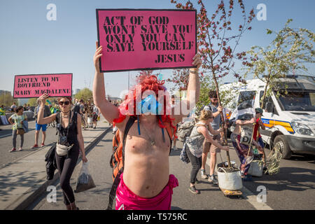 London, Großbritannien. 21. April 2019. Aussterben Rebellion Demonstranten besetzten freiwillig beginnen zu lassen, Waterloo Bridge nehmen Pflanzen, Zelte und andere Lager Infrastruktur. Mehr als 1.000 Menschen haben, die von der Polizei während der sechs Tage der Klimawandel Proteste festgenommen. Hunderte von Polizisten aus anderen Kräfte haben in die Hauptstadt geschickt worden der Metropolitan Police zu helfen. Credit: Guy Corbishley/Alamy leben Nachrichten Stockfoto