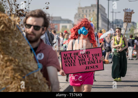 London, Großbritannien. 21. April 2019. Aussterben Rebellion Demonstranten besetzten freiwillig beginnen zu lassen, Waterloo Bridge nehmen Pflanzen, Zelte und andere Lager Infrastruktur. Mehr als 1.000 Menschen haben, die von der Polizei während der sechs Tage der Klimawandel Proteste festgenommen. Hunderte von Polizisten aus anderen Kräfte haben in die Hauptstadt geschickt worden der Metropolitan Police zu helfen. Credit: Guy Corbishley/Alamy leben Nachrichten Stockfoto