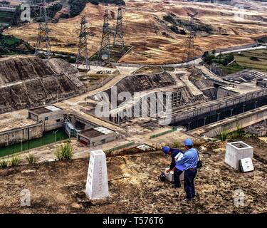 Hubei, China. 24 Okt, 2006. Chinesische Ingenieure Anzeigen des umstrittenen Drei-Schluchten-Wasserkraftwerk Schiff Kanäle und Schleusen Bereich im Bau. Es ist das größte Projekt in China seit der Großen Mauer. Auf dem Yangtze River in der Provinz Hubei, China, es ist ein beliebter Zwischenstopp für Besucher. Credit: Arnold Drapkin/ZUMA Draht/Alamy leben Nachrichten Stockfoto