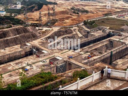 Hubei, China. 24 Okt, 2006. Touristen auf den umstrittenen Drei-Schluchten-Wasserkraftwerk Schiff Kanäle und Schleusen Bereich im Bau. Es ist das größte Projekt in China seit der Großen Mauer. Auf dem Yangtze River in der Provinz Hubei, China, es ist ein beliebter Zwischenstopp für Besucher. Credit: Arnold Drapkin/ZUMA Draht/Alamy leben Nachrichten Stockfoto