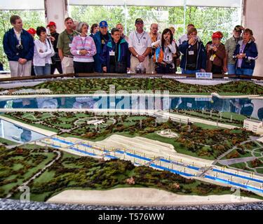 Oktober 24, 2006 - Hubei, China - Im Besucherzentrum Touristen ein Modell des umstrittenen Drei-Schluchten-Wasserkraftwerk. Eine der größten in der Welt, Sie überspannt den Fluss Yangtze in der Provinz Hubei, China, und ist ein beliebter Zwischenstopp für Besucher. (Bild: © Arnold Drapkin/ZUMA Draht) Stockfoto