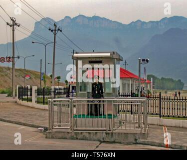 April 18, 2008 - Hubei, China - eine Wache steht, sehen Sie auf der Website des umstrittenen Drei-Schluchten-Wasserkraftwerk im Bau. Eine der größten in der Welt, Sie überspannt den Fluss Yangtze in der Provinz Hubei, China, und ist ein beliebter Zwischenstopp für Touristen. (Bild: © Arnold Drapkin/ZUMA Draht) Stockfoto