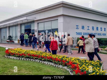 April 18, 2008 - Hubei, China - Touristen geben Sie die Drei Schluchten Projekt Modell Zimmer im Besucherzentrum. Der umstrittene Drei-Schluchten-Wasserkraftwerk im Bau ist eine der größten in der Welt, Sie überspannt den Fluss Yangtze in der Provinz Hubei, China, und ist ein beliebter Zwischenstopp für Touristen. (Bild: © Arnold Drapkin/ZUMA Draht) Stockfoto