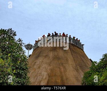 Oktober 24, 2006 - Hubei, China - Von einer speziellen Plattform, Touristen erhalten Sie einen eindrucksvollen Blick auf den umstrittenen Drei-Schluchten-Wasserkraftwerk im Bau. Eine der größten in der Welt, Sie überspannt den Fluss Yangtze in der Provinz Hubei, China, und ist ein beliebter Zwischenstopp für Touristen. (Bild: © Arnold Drapkin/ZUMA Draht) Stockfoto