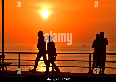 Aberystwyth, Wales, UK. 21. Apr 2019. Ein wunderbar warmen und sonnigen Ostersonntag Abend in Aberystwyth Wales als Land genießt die herrlich warmen Feiertag Wetter. Die Temperatur erreicht 23 Grad Celsius bei Trawsgoed nur von der Stadt, so dass es die heißesten jemals Ostersonntag in Wales Credit: Keith Morris/Alamy leben Nachrichten Stockfoto