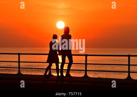 Aberystwyth, Wales, UK. 21. Apr 2019. Ein wunderbar warmen und sonnigen Ostersonntag Abend in Aberystwyth Wales als Land genießt die herrlich warmen Feiertag Wetter. Die Temperatur erreicht 23 Grad Celsius bei Trawsgoed nur von der Stadt, so dass es die heißesten jemals Ostersonntag in Wales Credit: Keith Morris/Alamy leben Nachrichten Stockfoto
