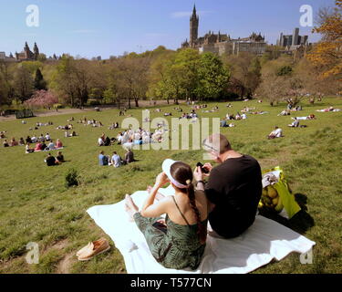 Glasgow, Schottland, Großbritannien. 21 Apr, 2019. UK Wetter: Brechende heißes Wetter sah, Einheimische und Touristen in der Stadt nehmen an den grünen West End und der Kelvingrove Park, die Ruhe nach einem Wochenende von Gewalt zurückgekehrt ist. Credit: Gerard Fähre / alamy Leben Nachrichten Stockfoto