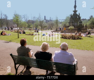 Glasgow, Schottland, Großbritannien. 21 Apr, 2019. UK Wetter: Brechende heißes Wetter sah, Einheimische und Touristen in der Stadt nehmen an den grünen West End und der Kelvingrove Park, die Ruhe nach einem Wochenende von Gewalt zurückgekehrt ist. Credit: Gerard Fähre / alamy Leben Nachrichten Stockfoto