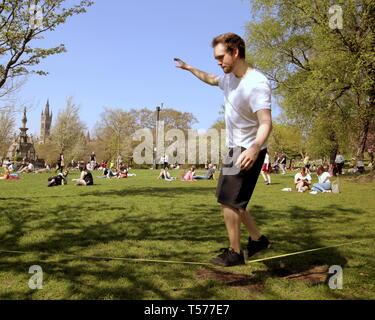 Glasgow, Schottland, Großbritannien. 21 Apr, 2019. UK Wetter: Brechende heißes Wetter sah, Einheimische und Touristen in der Stadt nehmen an den grünen West End und der Kelvingrove Park, die Ruhe nach einem Wochenende von Gewalt zurückgekehrt ist. Credit: Gerard Fähre / alamy Leben Nachrichten Stockfoto