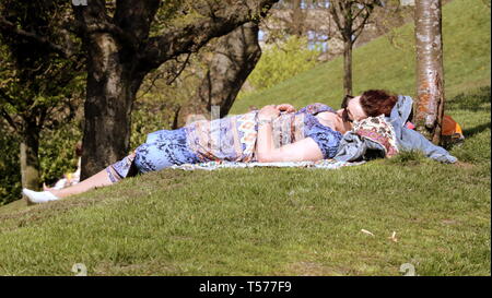 Glasgow, Schottland, Großbritannien. 21 Apr, 2019. UK Wetter: Brechende heißes Wetter sah, Einheimische und Touristen in der Stadt nehmen an den grünen West End und der Kelvingrove Park, die Ruhe nach einem Wochenende von Gewalt zurückgekehrt ist. Credit: Gerard Fähre / alamy Leben Nachrichten Stockfoto