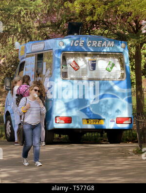 Glasgow, Schottland, Großbritannien. 21 Apr, 2019. UK Wetter: Brechende heißes Wetter sah, Einheimische und Touristen in der Stadt nehmen an den grünen West End und der Kelvingrove Park, die Ruhe nach einem Wochenende von Gewalt zurückgekehrt ist. Credit: Gerard Fähre / alamy Leben Nachrichten Stockfoto