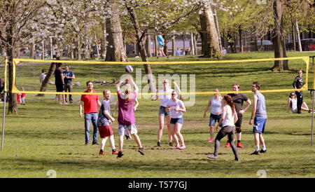 Glasgow, Schottland, Großbritannien. 21 Apr, 2019. UK Wetter: Brechende heißes Wetter sah, Einheimische und Touristen in der Stadt nehmen an den grünen West End und der Kelvingrove Park, die Ruhe nach einem Wochenende von Gewalt zurückgekehrt ist. Credit: Gerard Fähre / alamy Leben Nachrichten Stockfoto