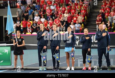 Die kasachische Mannschaft während ihrer Nationalhymne. Gummi 1. Welt Gruppe II Play off in der BNP Paribas Fed Cup. Kupfer, Arena. Queen Elizabeth Olympic Park. Stratford. London. UK. 20.04.2019. Stockfoto