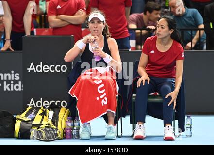 Johanna Konta (Großbritannien) und Anne Keithavong (Kapitän der Großbritannien-Team). Gummi 1. Grossbritannien v Kasachstan. Welt Gruppe II Play off in der BNP Paribas Fed Cup. Kupfer, Arena. Queen Elizabeth Olympic Park. Stratford. London. UK. 20.04.2019. Stockfoto