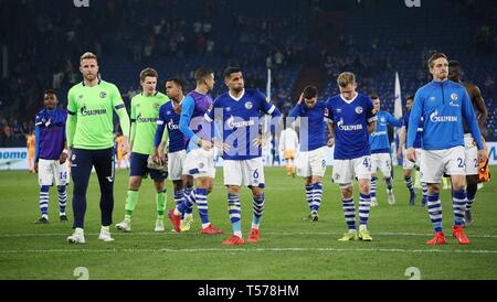 Schalke, Deutschland. 20 Apr, 2019. firo: 20.04.2019, Fußball, 2018/2019 1. Bundesliga: FC Schalke 04-TSG Hoffenheim 2:5 ausgetauscht, Enttäuschung, hatte afterdem Spiel von Links: Fahrmann, Nubel, McKennie, Macarell, Jonas Carls, Bastian Oczipka. | Verwendung der weltweiten Kredit: dpa/Alamy leben Nachrichten Stockfoto