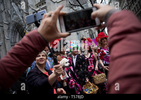 New York, USA. 21 Apr, 2019. Menschen machen Fotos von Feiernden mit kreative Kostüme während der jährlichen Ostern Parade und Ostern Motorhaube Festival in New York, USA, 21. April 2019. Erwachsene, Kinder und sogar Haustiere in der kreativen bunten Mützen und Outfits in der jährlichen Ostern Parade und Ostern Motorhaube Festival in New York am Sonntag teilgenommen, die Tausende von Einheimischen und Touristen angezogen. Der Festzug ist ein New York City Tradition, die bis in die 1870er Jahre erstreckt. Quelle: Michael Nagle/Xinhua/Alamy leben Nachrichten Stockfoto