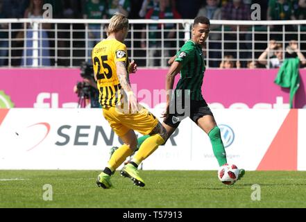 Münster, Deutschland. 20 Apr, 2019. firo: 20.04.2019, Fußball, 2018/2019 3. Bundesliga: SC, SCP Preußen Preußen Münster Münster - SG Grossaspach Grossaspach, 1:0 Zweikamof, Cyrill Akono | Verwendung der weltweiten Kredit: dpa/Alamy leben Nachrichten Stockfoto