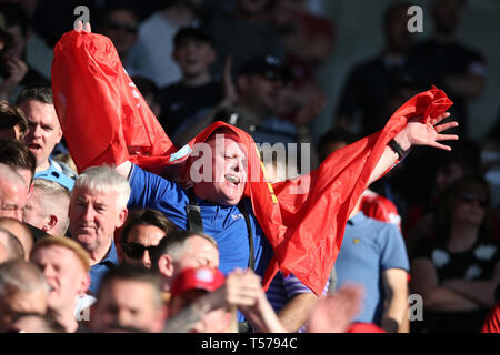 Cardiff, Großbritannien. 21 Apr, 2019. Ein Liverpool fan feiert. Premier League match, Cardiff City gegen Liverpool in Cardiff City Stadion am Sonntag, den 21. April 2019. Dieses Bild dürfen nur für redaktionelle Zwecke verwendet werden. Nur die redaktionelle Nutzung, eine Lizenz für die gewerbliche Nutzung erforderlich. Keine Verwendung in Wetten, Spiele oder einer einzelnen Verein/Liga/player Publikationen. pic von Andrew Obstgarten/Andrew Orchard sport Fotografie/Alamy Live news Credit: Andrew Orchard sport Fotografie/Alamy leben Nachrichten Stockfoto