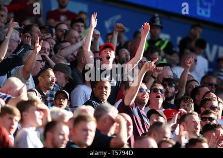 Cardiff, Großbritannien. 21 Apr, 2019. Liverpool Fans feiern. Premier League match, Cardiff City gegen Liverpool in Cardiff City Stadion am Sonntag, den 21. April 2019. Dieses Bild dürfen nur für redaktionelle Zwecke verwendet werden. Nur die redaktionelle Nutzung, eine Lizenz für die gewerbliche Nutzung erforderlich. Keine Verwendung in Wetten, Spiele oder einer einzelnen Verein/Liga/player Publikationen. pic von Andrew Obstgarten/Andrew Orchard sport Fotografie/Alamy Live news Credit: Andrew Orchard sport Fotografie/Alamy leben Nachrichten Stockfoto