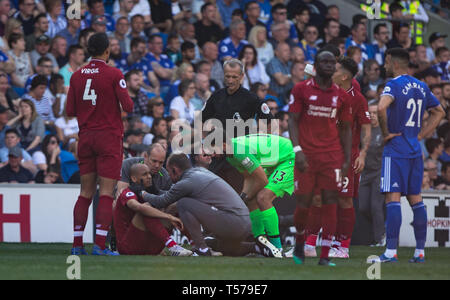 Cardiff, Großbritannien. 21 Apr, 2019. Fabinho von Liverpool empfängt Behandlung vor genommen Verletzt während der Premier League Match zwischen Cardiff City und Liverpool an der Cardiff City Stadium, Cardiff, Wales am 21. April 2019. Foto von Andy Rowland. Credit: PRiME Media Images/Alamy leben Nachrichten Stockfoto