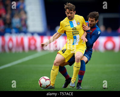 Valencia, Spanien. 21 Mär, 2019. Fussball: Liga Santander 2018/19: Jose Gomez Campana (R) der Levante konkurriert für die Kugel mit Victor Sanchez von Espanyol während der spanischen Primera Division "Liga Santander (Espanola)' Match zwischen Levante UD 2-2 RCD Espanyol im Ciutat de Valencia in Valencia, Spanien, 21. März 2019. Credit: Pablo Morano/LBA/Alamy leben Nachrichten Stockfoto