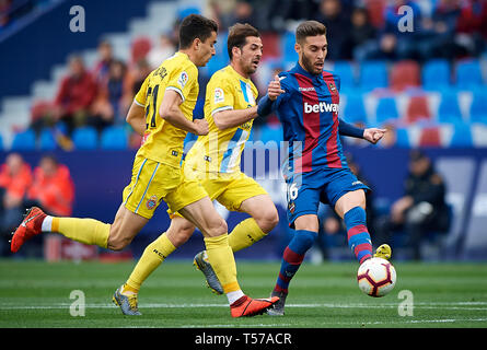 Valencia, Spanien. 21 Mär, 2019. Fussball: Liga Santander 2018/19: Ruben Rochina (R) der Levante konkurriert für die Kugel mit Marc Roca (L) und Victor Sanchez (C) der Espanyol während der spanischen Primera Division "Liga Santander (Espanola)' Match zwischen Levante UD 2-2 RCD Espanyol im Ciutat de Valencia in Valencia, Spanien, 21. März 2019. Credit: Pablo Morano/LBA/Alamy leben Nachrichten Stockfoto