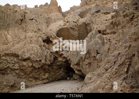 (190422) - MOUNT SODOM, April 22, 2019 (Xinhua) - Foto auf April 14, 2019 zeigt außerhalb der Malham Höhle in der Nähe des Toten Meeres im Südosten von Israel. Israelische und europäische Forscher tiefsten Salzhöhle der Welt, Malham Höhle mit einer Tiefe von mindestens 10 Kilometer entdeckt haben, in der Nähe des Toten Meeres, sagte ein Bericht Donnerstag von der Hebräischen Universität in Jerusalem ausgestellt. Die Forscher erneut gemessen, das 7.000-jährige Malham Höhle, in der Nähe des Toten Meeres in der südöstlichen Israel, und fand, dass es viel mehr ist als 5,5 Kilometer als bisher angenommen. So ist die israelische Höhle umgeht Ir Stockfoto