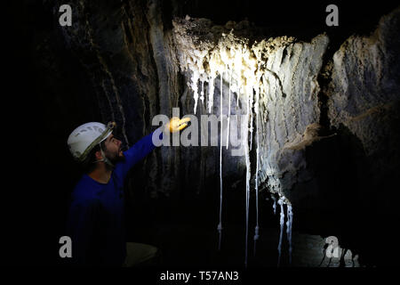 (190422) - MOUNT SODOM, April 22, 2019 (Xinhua) - Boas Langford, Mitglied des Israel Höhle Explorers Club und einer der Köpfe der Malham Höhle Mapping Expedition, zeigt Salz Stalaktiten in der malham Höhle in der Nähe des Toten Meeres in der südöstlichen Israel am 14. April 2019. Israelische und europäische Forscher tiefsten Salzhöhle der Welt, Malham Höhle mit einer Tiefe von mindestens 10 Kilometer entdeckt haben, in der Nähe des Toten Meeres, sagte ein Bericht Donnerstag von der Hebräischen Universität in Jerusalem ausgestellt. Die Forscher erneut gemessen, das 7.000-jährige Malham Höhle, in der Nähe des Toten Meeres in der südöstlichen Israel und ein Stockfoto