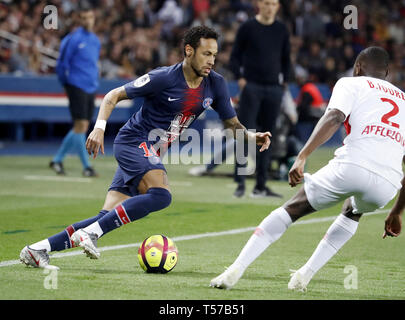 Paris, Frankreich. 21 Apr, 2019. Paris St. Germain's Neymar (L) Mias mit fode Ballo Toure von AS Monaco in der Ligue 1 Übereinstimmung zwischen Paris Saint Germain und AS Monaco, Paris, Frankreich, am 21. April 2019. PSG beat AS Monaco 3-1. Credit: Jack Chan/Xinhua/Alamy leben Nachrichten Stockfoto