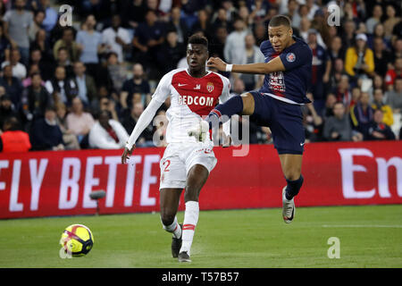 Paris, Frankreich. 21 Apr, 2019. Paris St. Germain's Kylian Mbappe (R) schießt während der Ligue 1 Übereinstimmung zwischen Paris Saint Germain und AS Monaco, Paris, Frankreich, am 21. April 2019. PSG beat AS Monaco 3-1. Credit: Jack Chan/Xinhua/Alamy leben Nachrichten Stockfoto