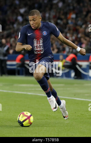 Paris, Frankreich. 21 Apr, 2019. Paris St. Germain's Kylian Mbappe treibt die Kugel während der Ligue 1 Übereinstimmung zwischen Paris Saint Germain und AS Monaco, Paris, Frankreich, am 21. April 2019. PSG beat AS Monaco 3-1. Credit: Jack Chan/Xinhua/Alamy leben Nachrichten Stockfoto