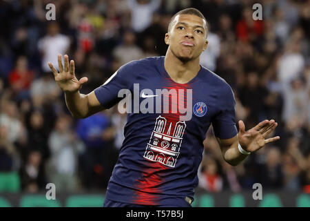 Paris, Frankreich. 21 Apr, 2019. Paris St. Germain's Kylian Mbappe feiert nach zählen während der Ligue 1 Übereinstimmung zwischen Paris Saint Germain und AS Monaco, Paris, Frankreich, am 21. April 2019. PSG beat AS Monaco 3-1. Credit: Jack Chan/Xinhua/Alamy leben Nachrichten Stockfoto