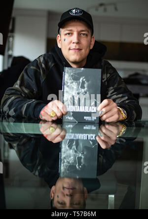 Buxtehude, Deutschland. 12 Apr, 2019. Marcel Eris, YouTuber, hält sein Buch "ontanaBlack" in seine Hände während eines Interviews. Credit: Philipp Schulze/dpa/Alamy leben Nachrichten Stockfoto