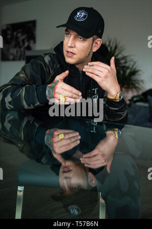 Buxtehude, Deutschland. 12 Apr, 2019. Marcel Eris, YouTuber, spricht in einem Interview in seiner Wohnung. (Dpa bin ontanaBlack - Vom Junkie zu Youtuber, Bestseller Autor') Credit: Philipp Schulze/dpa/Alamy leben Nachrichten Stockfoto